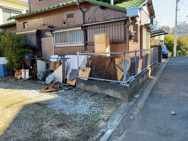 神奈川県横浜市神奈川区三ツ沢南町の戸建て2棟分不用品回収中の様子です。